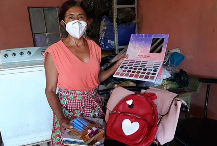 Women with Mask and backpack with coloring tools